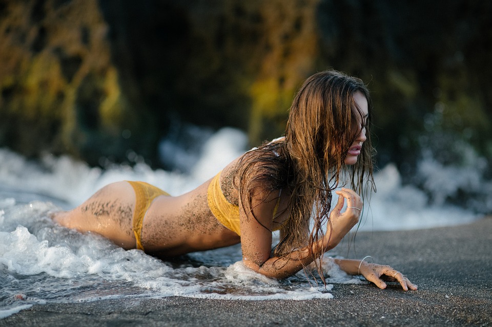 mujer satisfecha en la playa